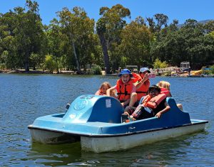 Inspire-Behavioral-Learning-Call-Call-of-the-Wild-Camps-outdoor-nature-camp-happy-kids-boating-at-Vasona-Lake-Los-Gatos-1.93-mb